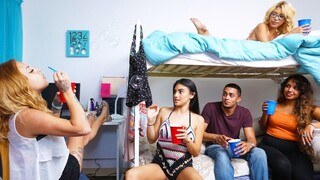 Small Tits and Big Personalities Shine - pornografi eksklusif REDPORN.TOP