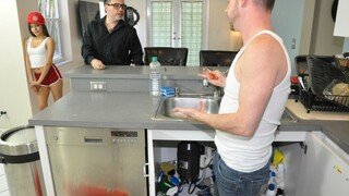 Latina Babe Fucks a Handy Guy - watch new porn for free REDPORN.TOP