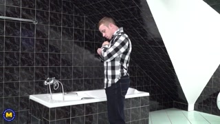 Mature Ryanne Surprises Toy Boy in Shower - Hot Cougar Action - pornografi eksklusif REDPORN.TOP