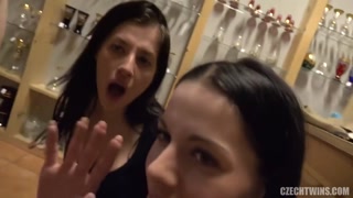 Brunette Twins Enjoy Threesome - pornografi eksklusif REDPORN.TOP